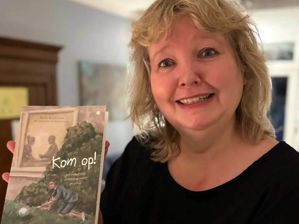 Karin Keulemans met haar kinderboek Kom op!